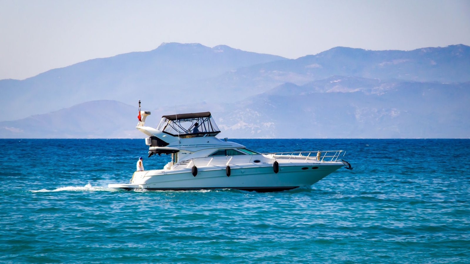 Yacht naviguant le long de la côte